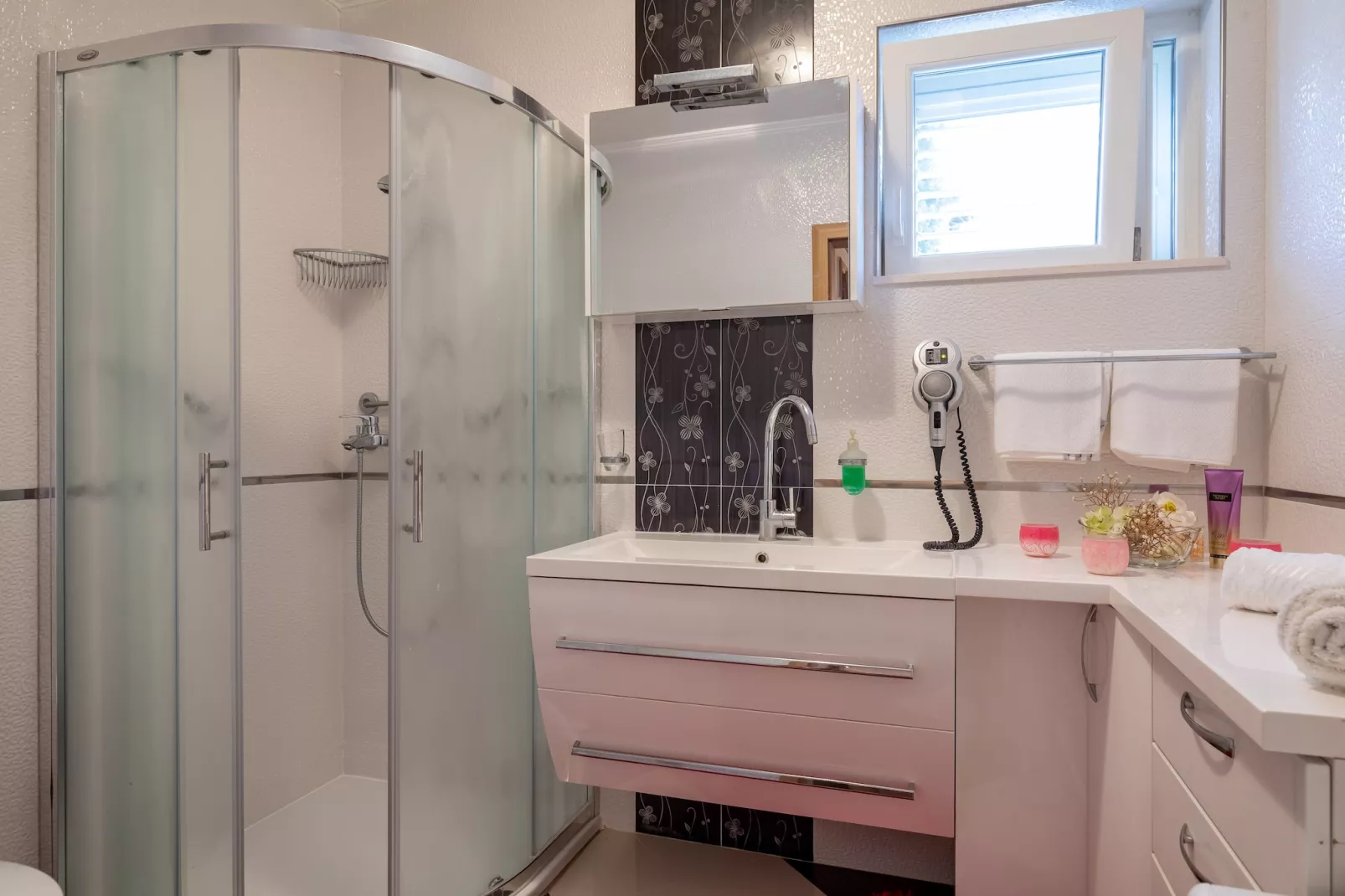 Apartment Viva la Vita - Two-Bedroom Apartment with Shared Pool-Bathroom