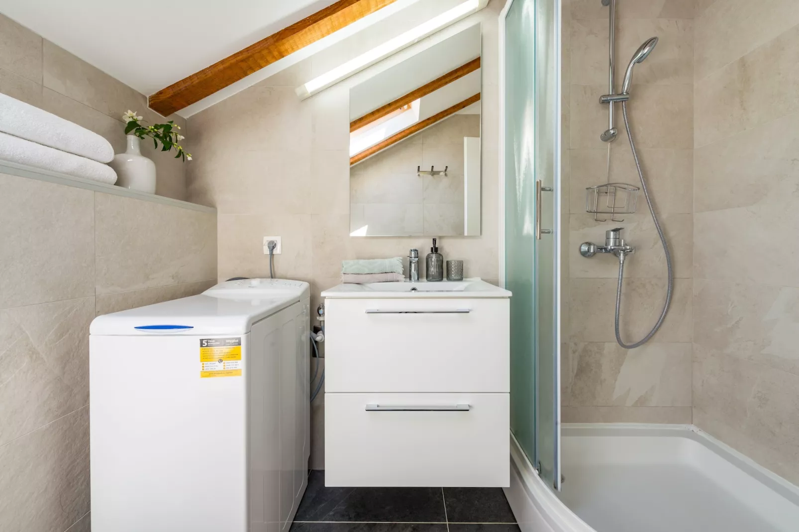 Apartments Terra - One Bedroom Apartment with Balcony and Garden View (MALI)-Bathroom