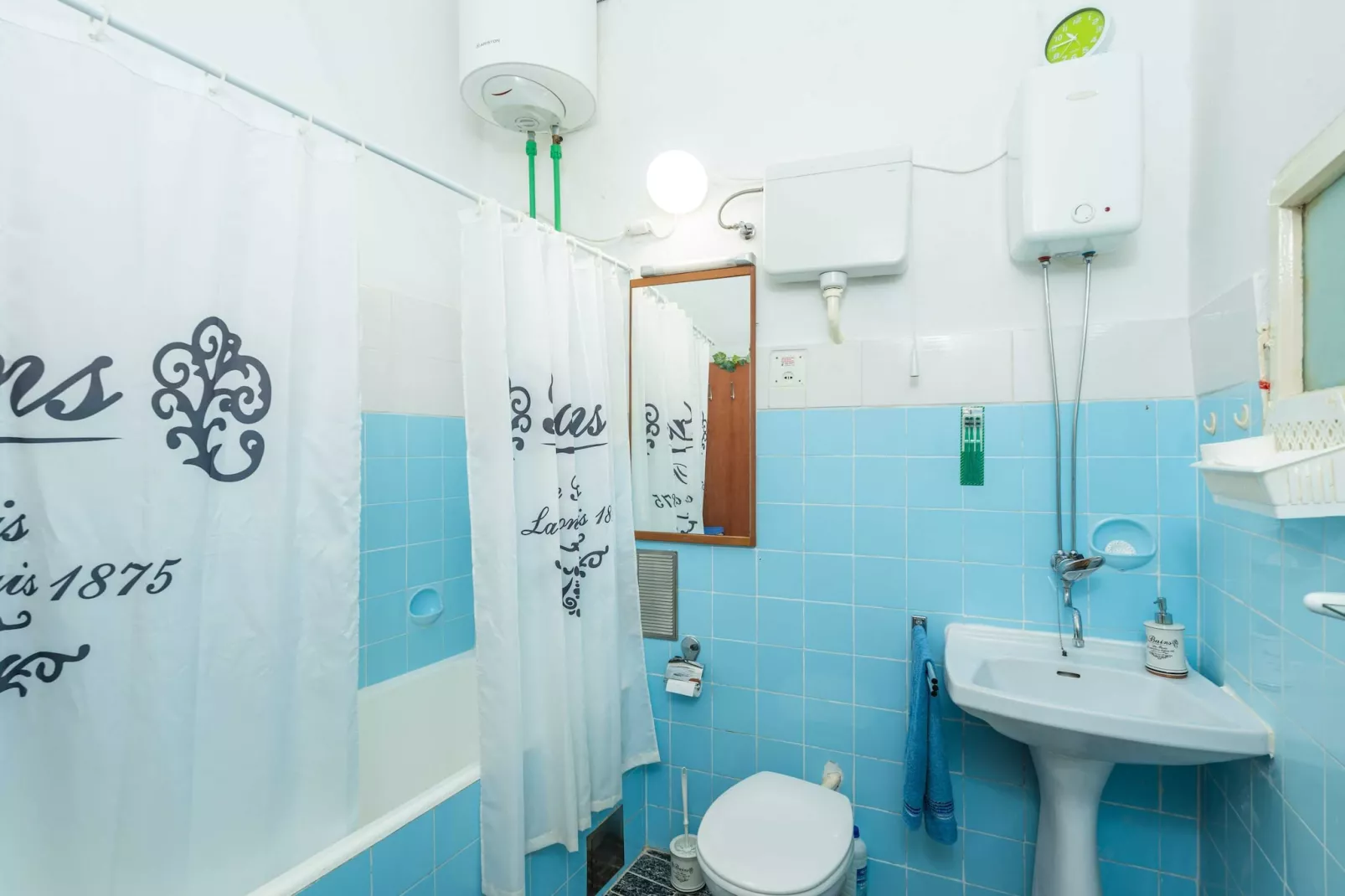 Two Stars Two Beds Downtown Apartment - One-Bedroom Apartment-Bathroom