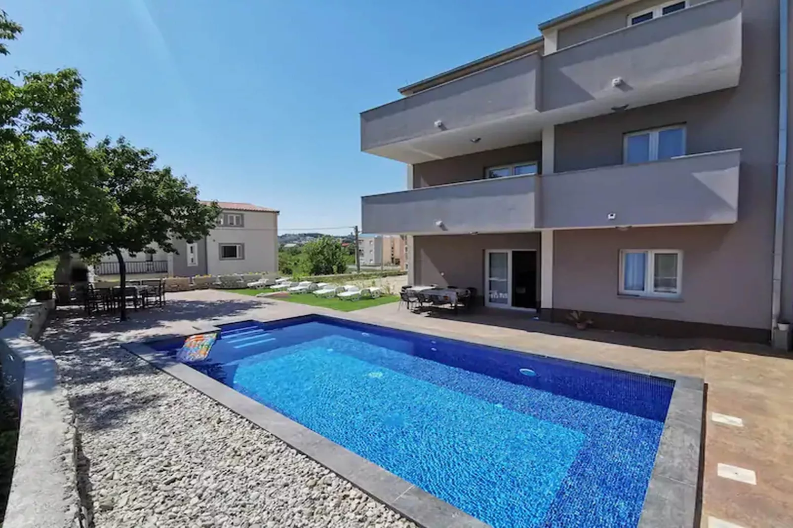 Holiday Home J&D No.3-Six Bedroom House  with Pool-Piscine