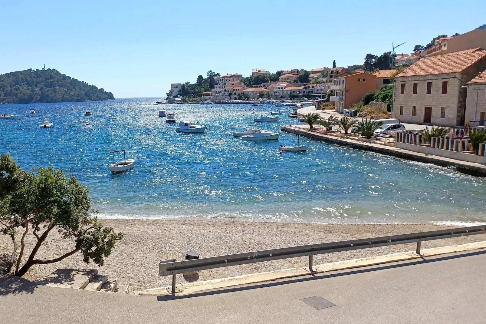 Bertie's Lodge - Two Bedroom Apartment with Terrace and Sea View(A1)-Vue