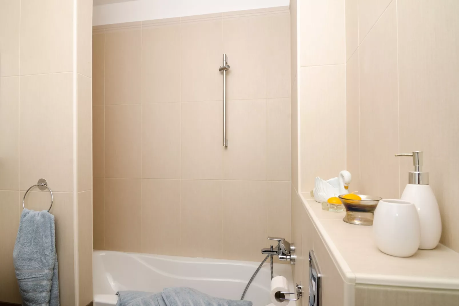 Apartment Atlant - One Bedroom Apartment with Balcony and Side Sea View-Bathroom