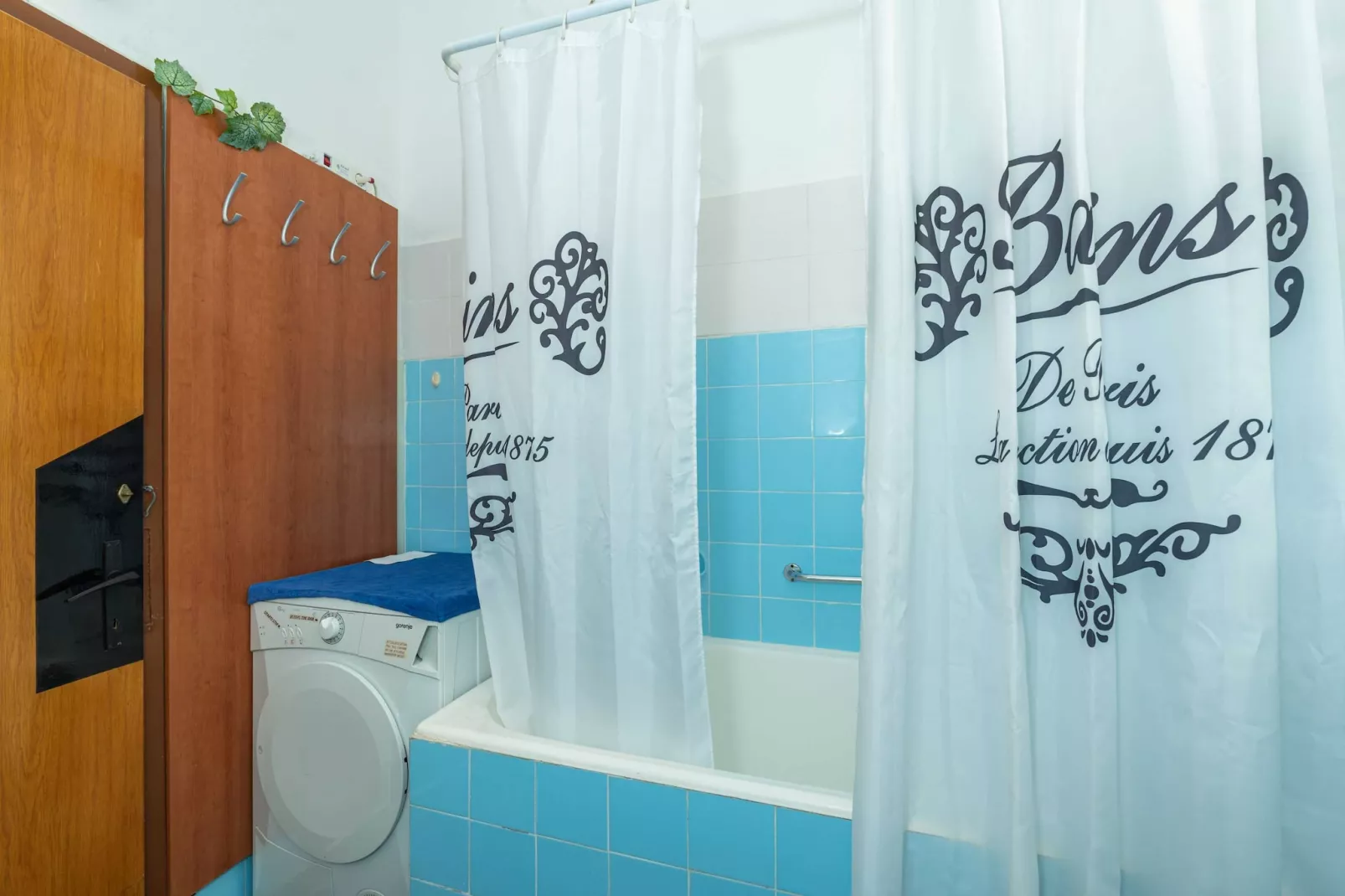 Two Stars Two Beds Downtown Apartment - One-Bedroom Apartment-Bathroom