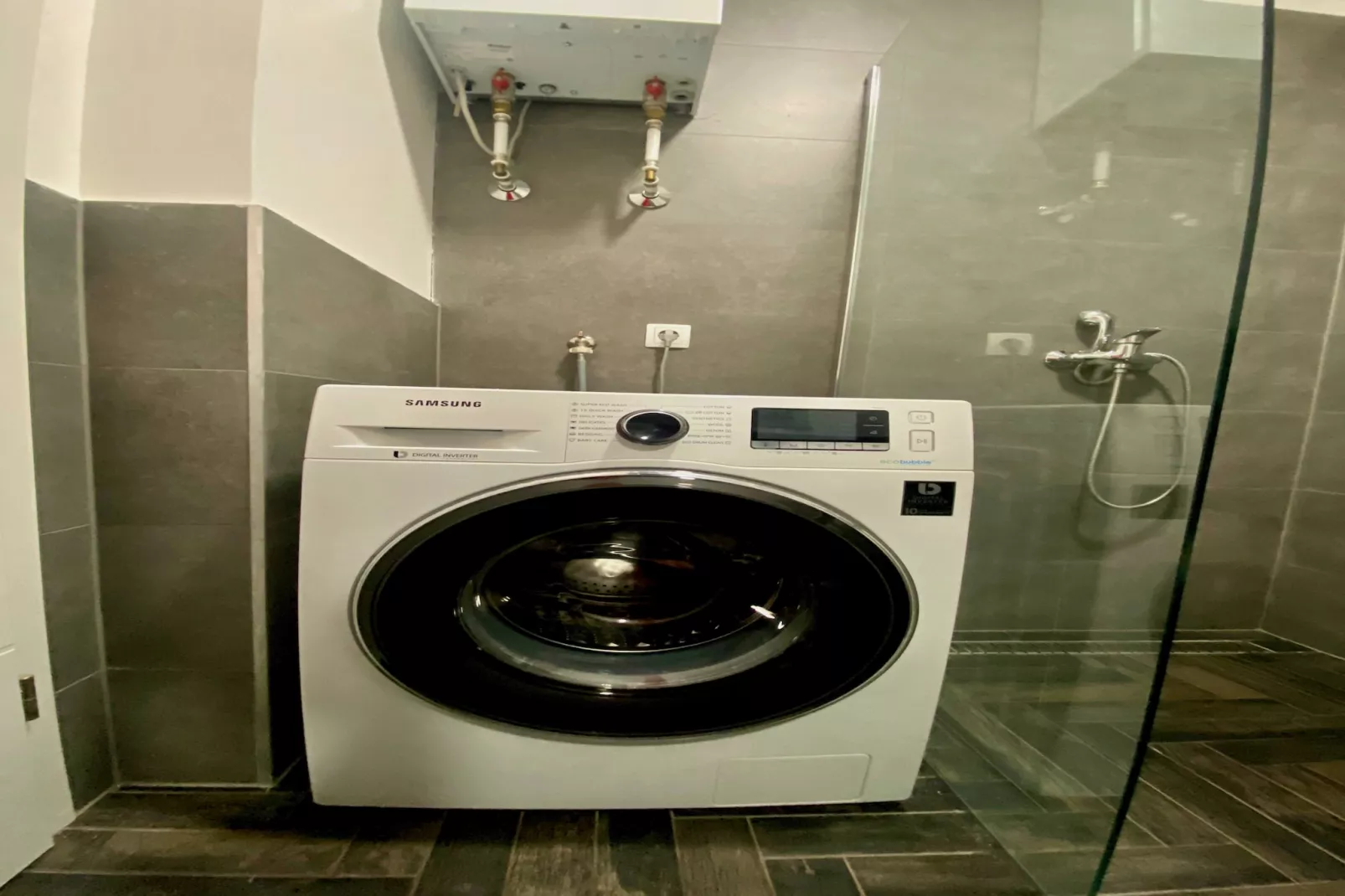 VERT Apartment - Two Bedroom Apartment with Terrace-Bathroom