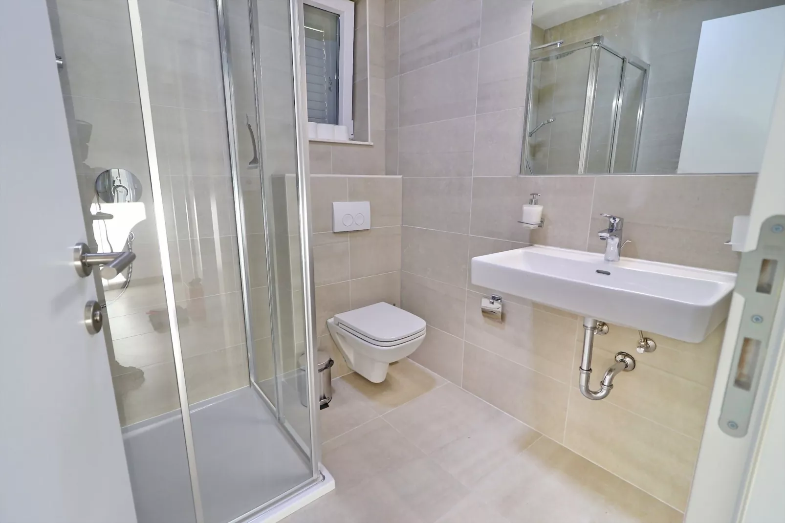 Villa E & D  - Four Bedroom Villa with Pool and Patio - Villa E-Bathroom