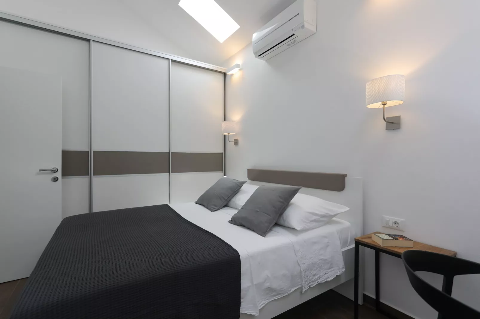 Apartment M&J - Comfort Two Bedroom Apartment with Terrace and Sea View (Škaro)-Schlafzimmer