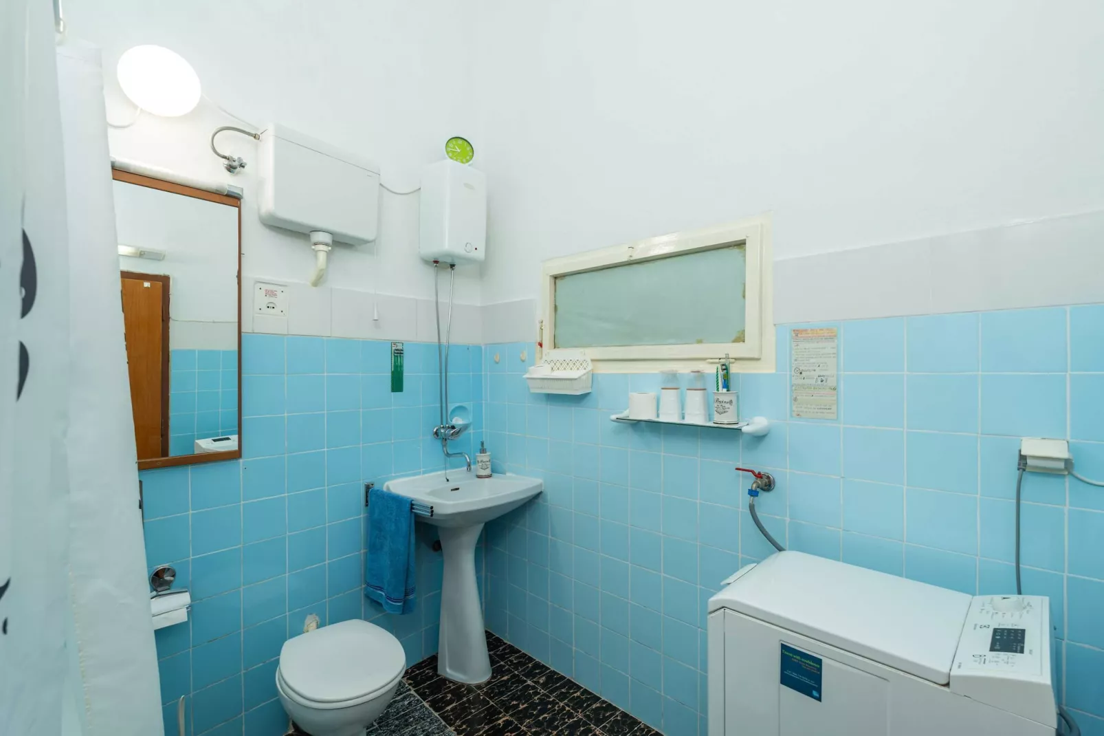 Two Stars Two Beds Downtown Apartment - One-Bedroom Apartment-Bathroom