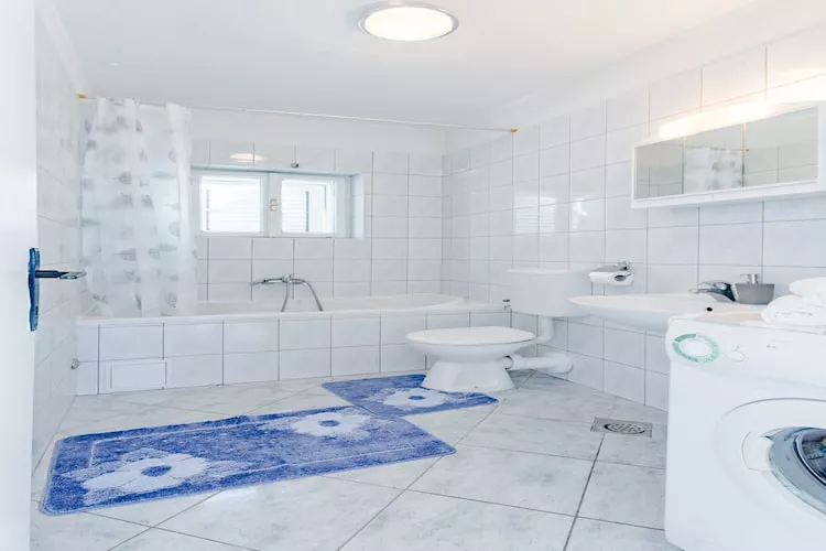 Apartment Marko (ST) - Three Bedroom Apartment with Balcony and Garden View-Bathroom