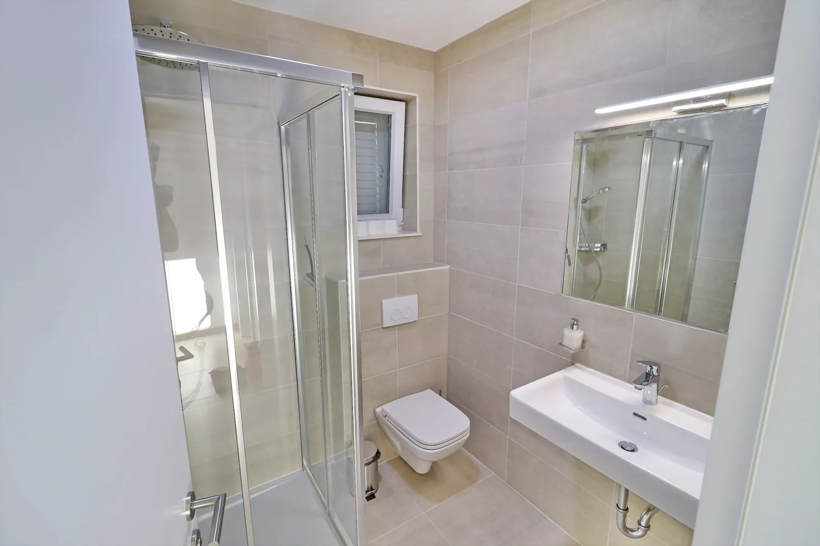 Villa E & D  - Four Bedroom Villa with Pool and Patio - Villa E-Bathroom