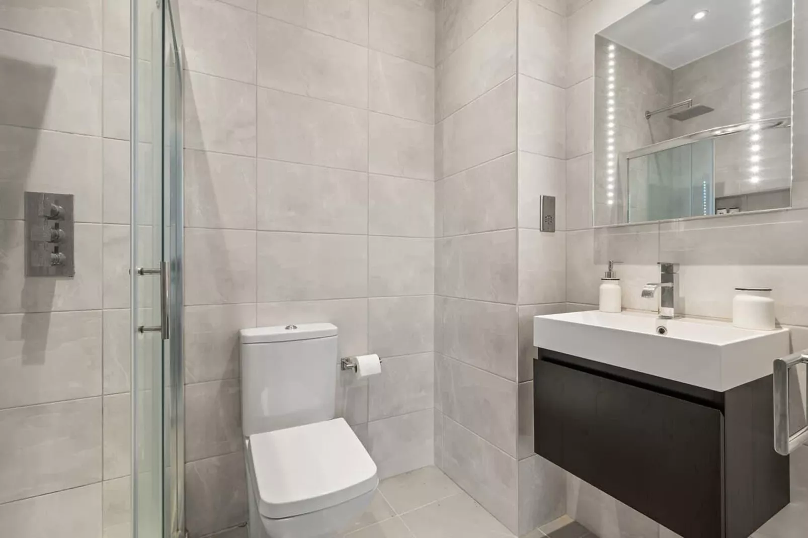 SW6 Fulham Palace Rd-Bathroom