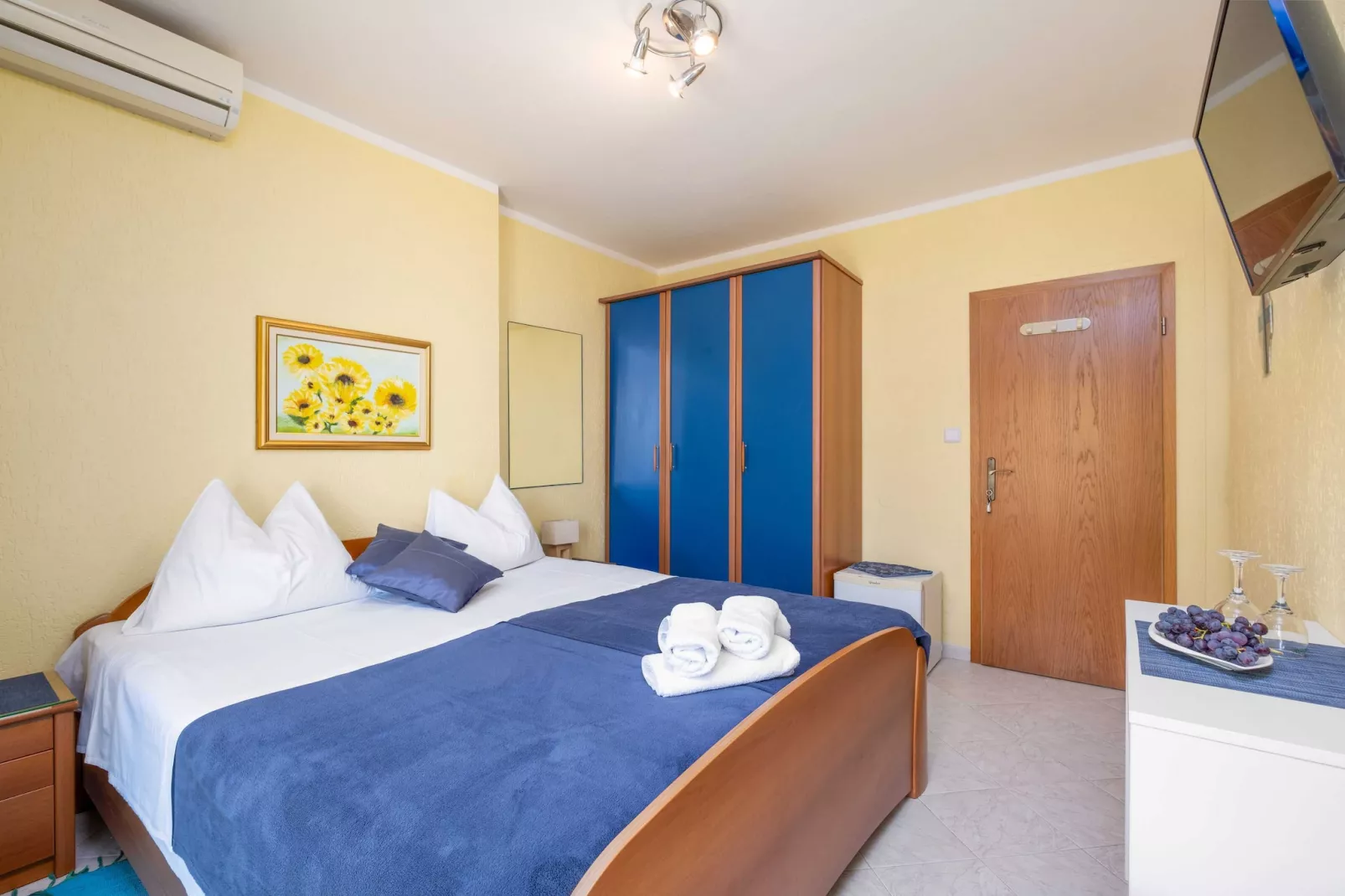 Rooms Tupina by Paulina - Standard Double Room with Balcony and Sea View (Room 3)-Ambiance