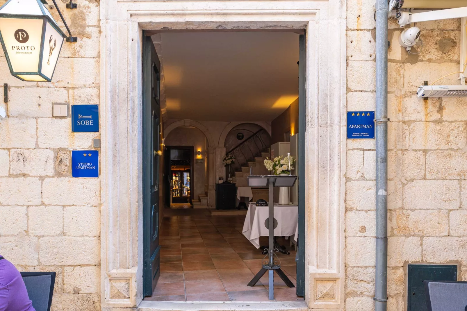 Two Stars Two Beds Downtown Apartment - One-Bedroom Apartment-Outdoor