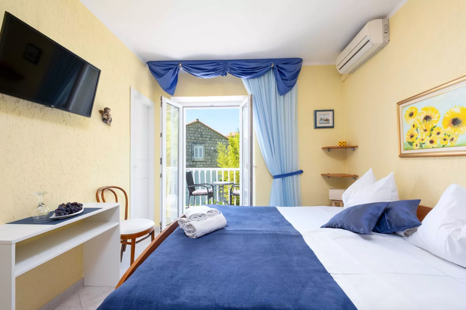 Rooms Tupina by Paulina - Standard Double Room with Balcony and Sea View (Room 3)-Ambiance