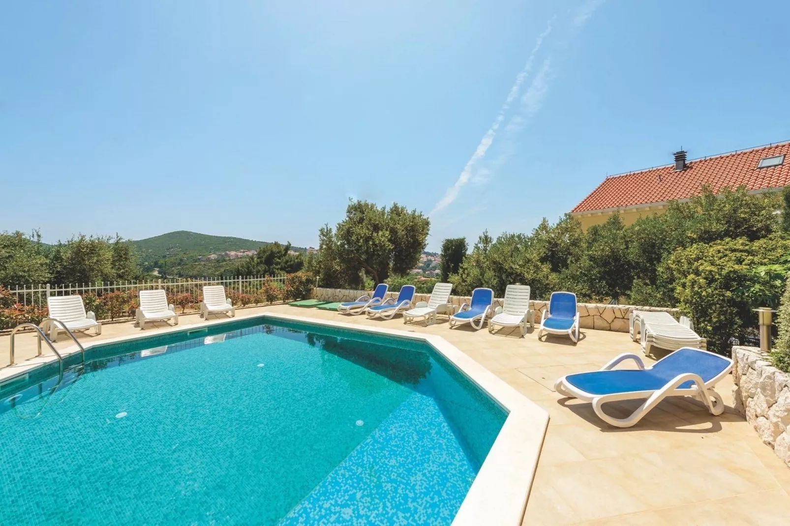 Apartment Viva la Vita - Two-Bedroom Apartment with Shared Pool-Swimming pool