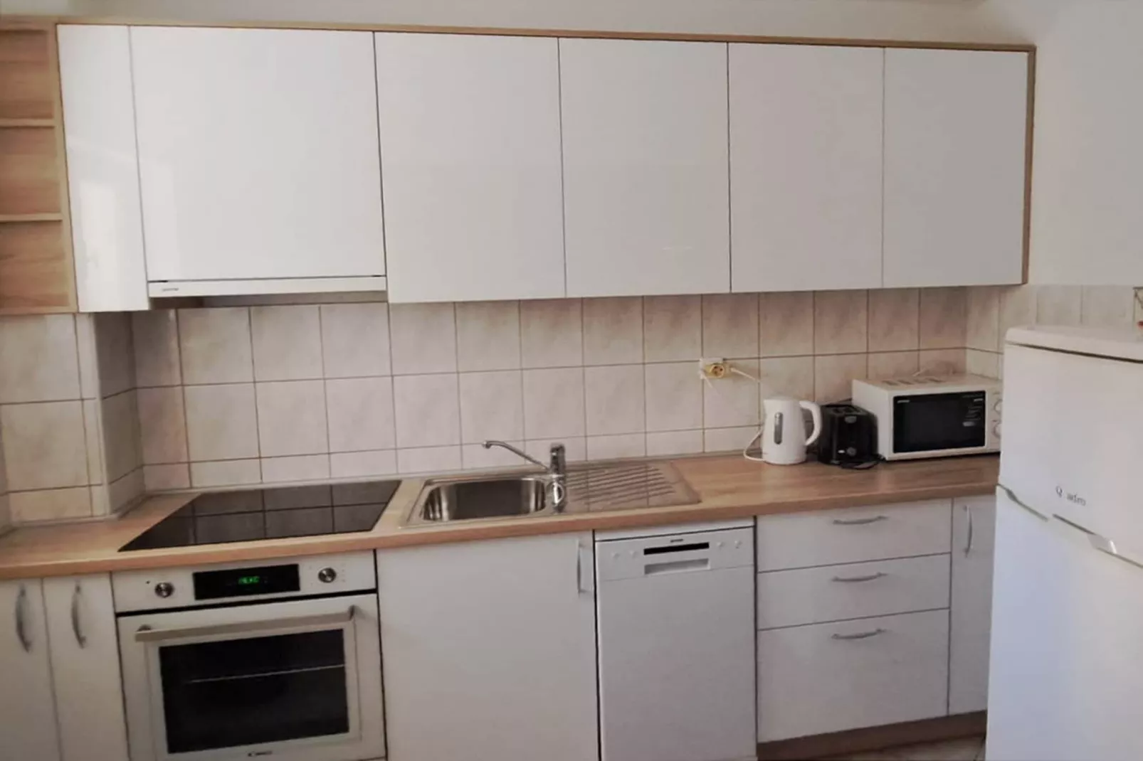 Apartment Marko (ST) - Three Bedroom Apartment with Balcony and Garden View-Kitchen