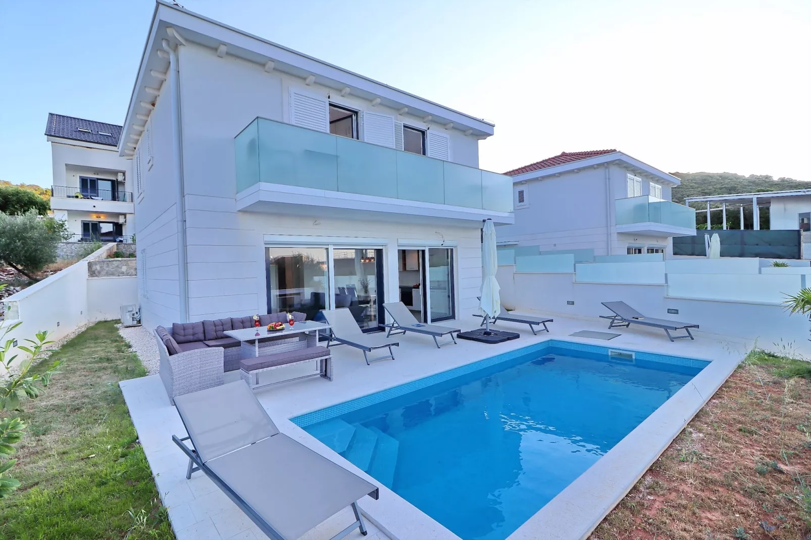 Villa E & D  - Four Bedroom Villa with Pool and Patio - Villa D-Schwimmbad