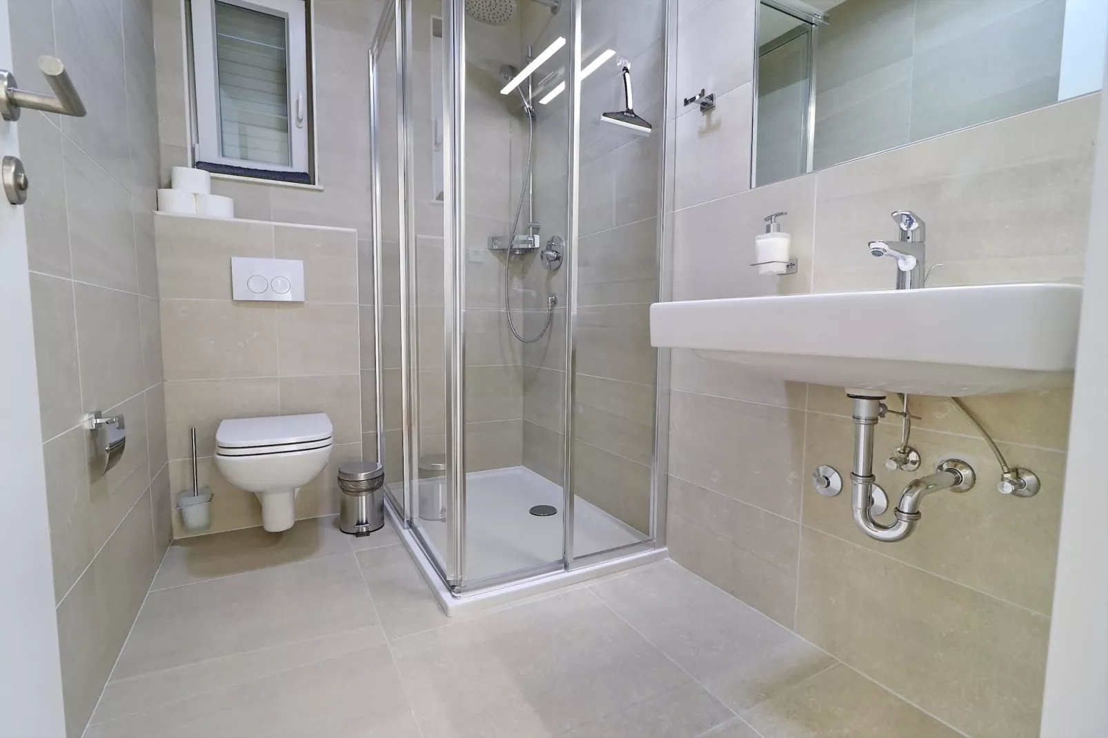 Villa E & D  - Four Bedroom Villa with Pool and Patio - Villa E-Bathroom