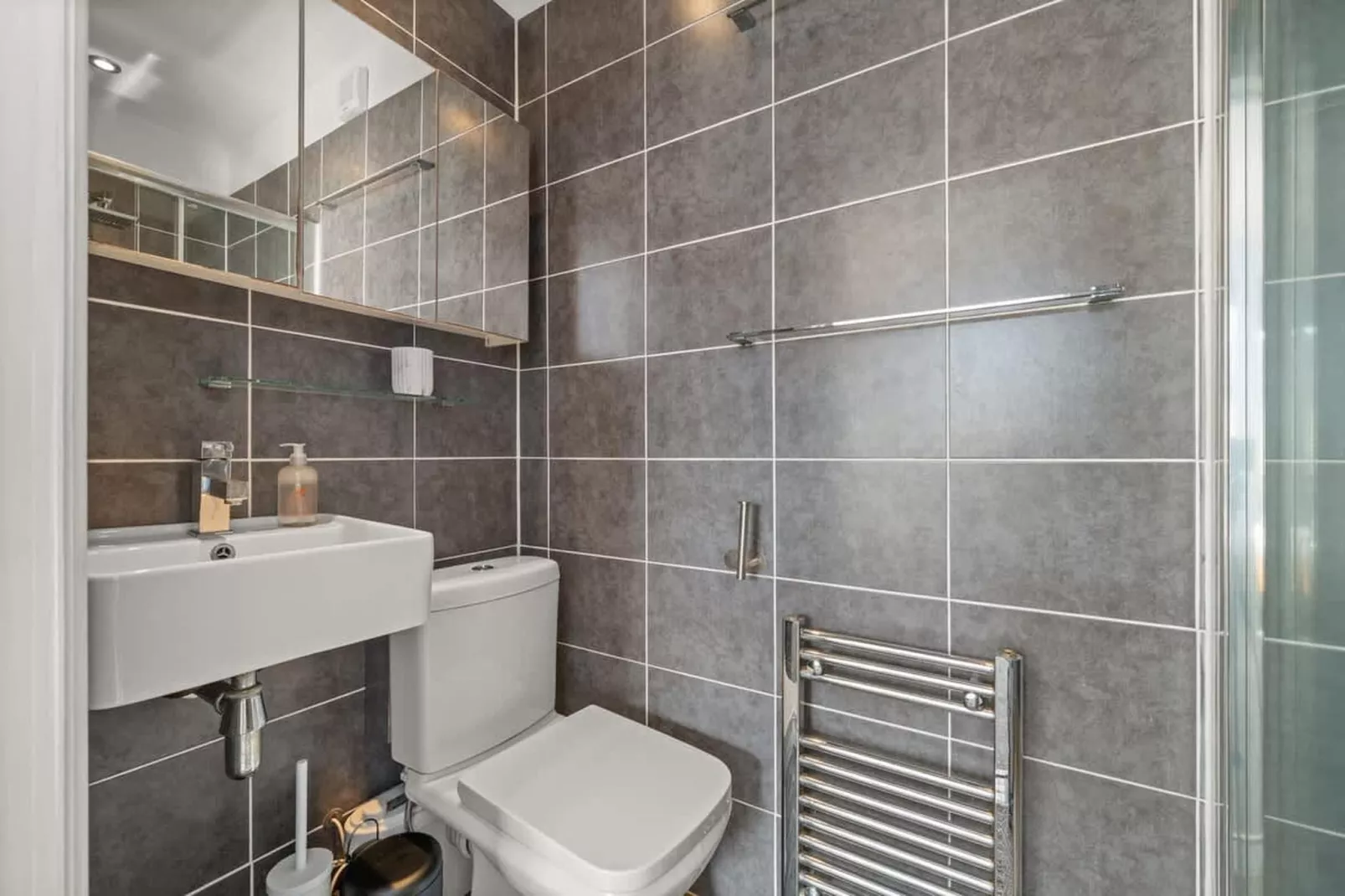 RG1 De Montfort Rd-Bathroom