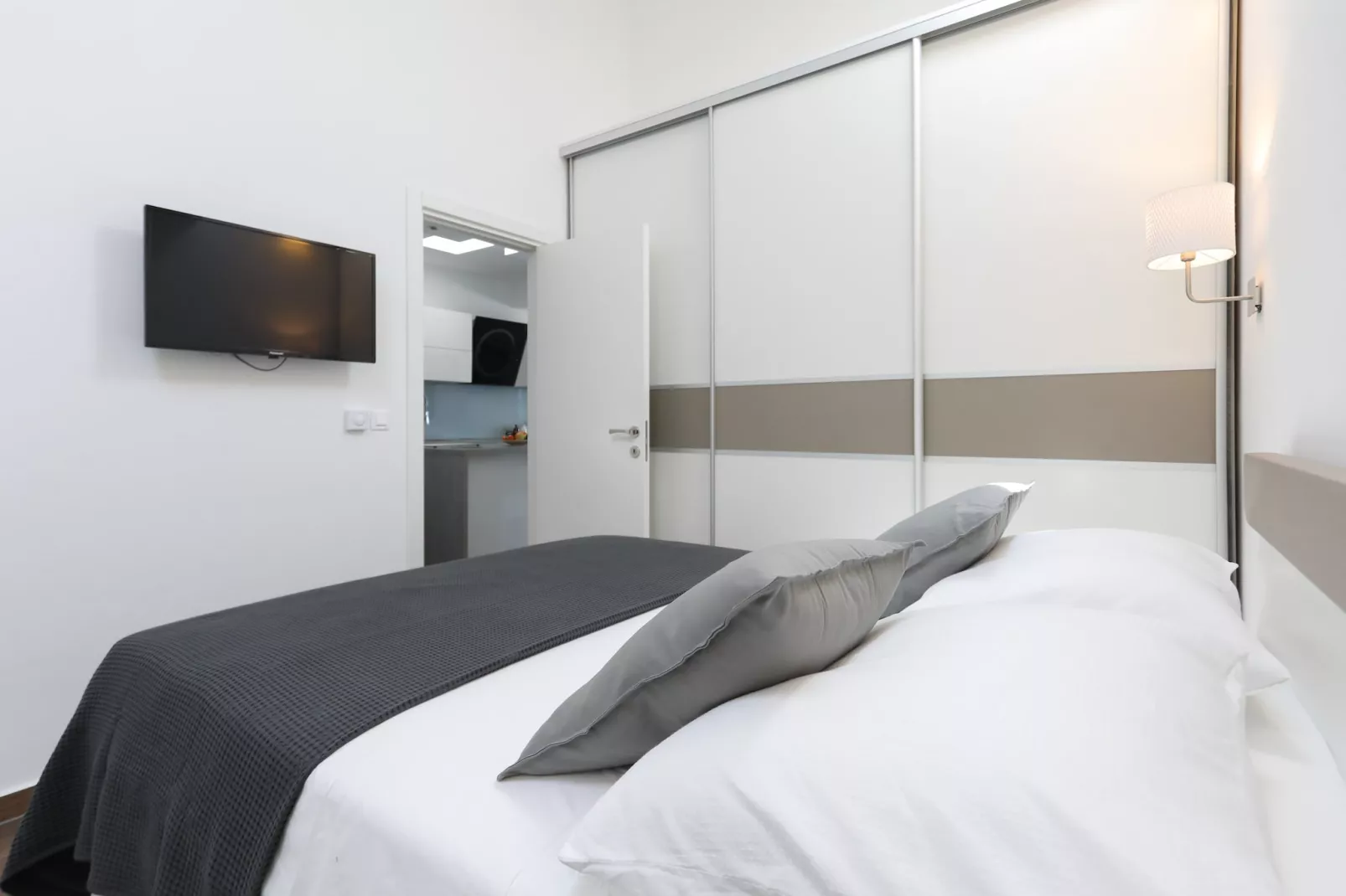 Apartment M&J - Comfort Two Bedroom Apartment with Terrace and Sea View (Škaro)-Schlafzimmer