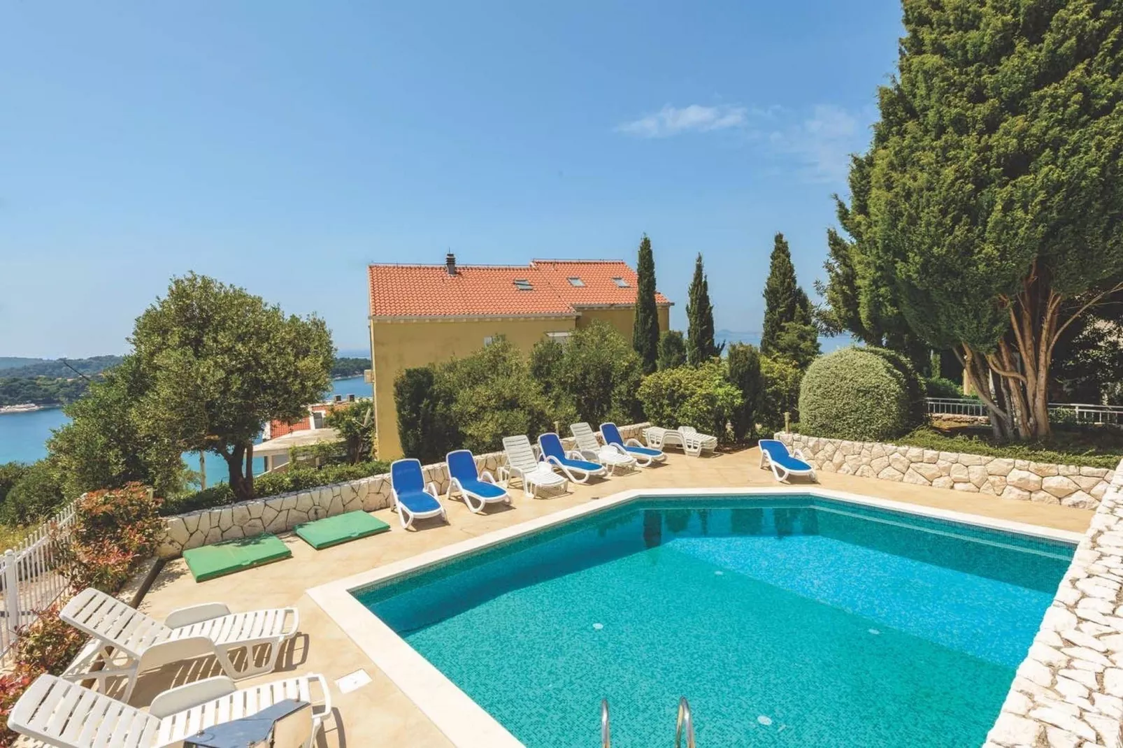Apartment Viva la Vita - Two-Bedroom Apartment with Shared Pool-Swimming pool