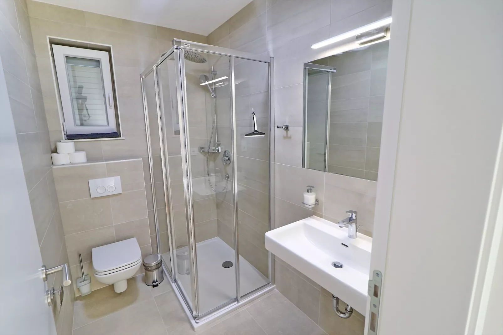 Villa E & D  - Four Bedroom Villa with Pool and Patio - Villa E-Bathroom