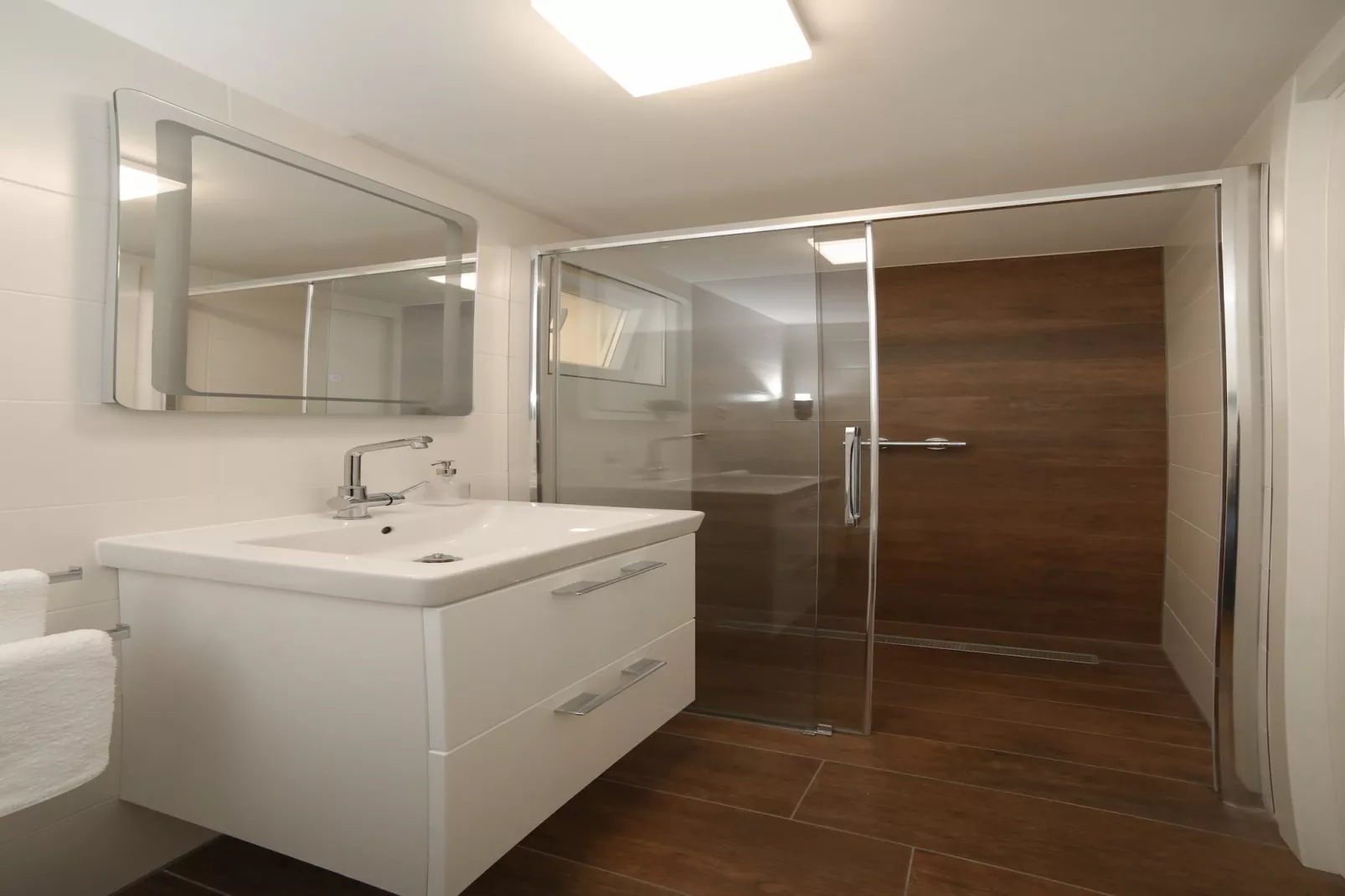 Apartment M&J - Comfort Two Bedroom Apartment with Terrace and Sea View (Škaro)-Badezimmer