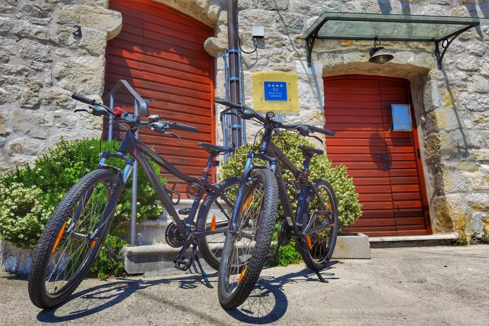 Villa Kanada - Two-Bedroom House with Terrace and Sea View-Im Freien