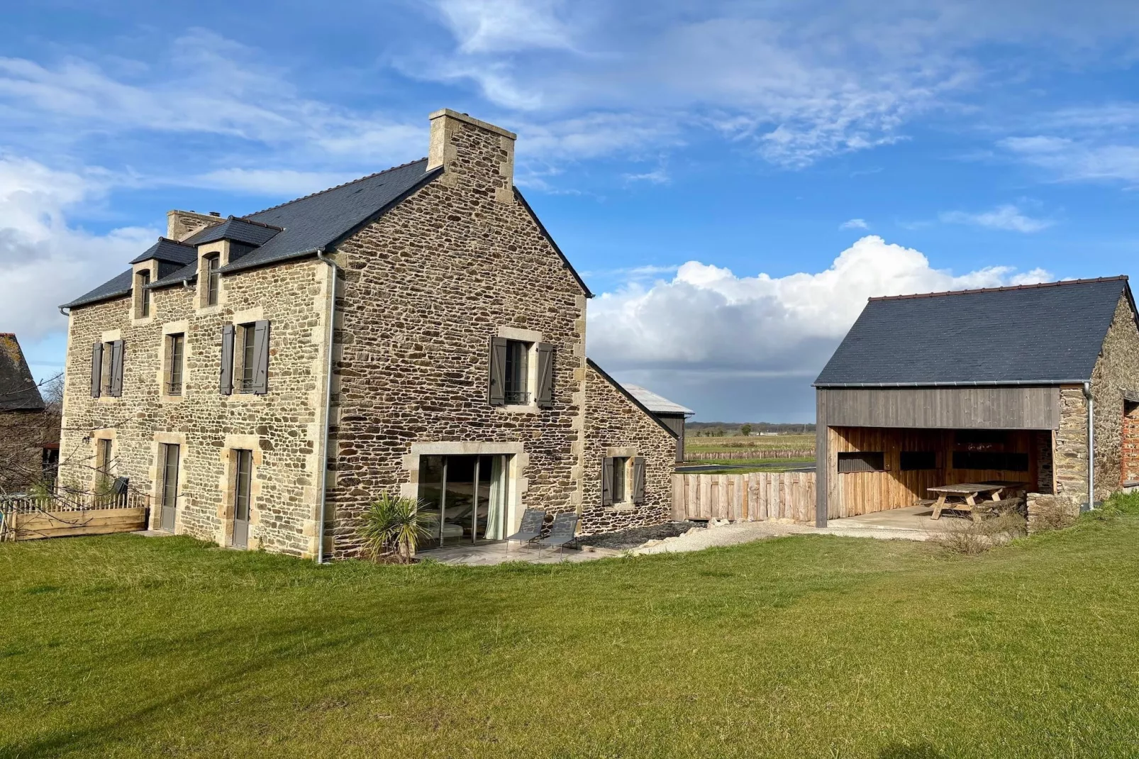 Joli gîte à Corseul-Exterior in summer