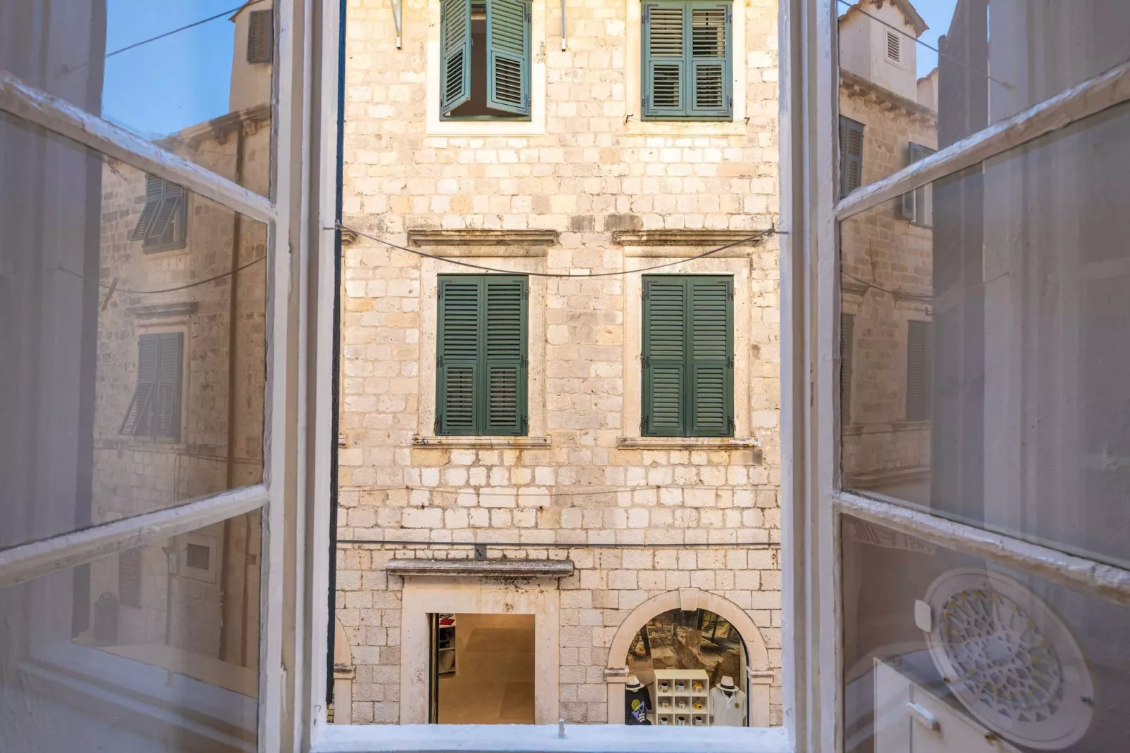 Two Stars Two Beds Downtown Apartment - One-Bedroom Apartment-Outdoor