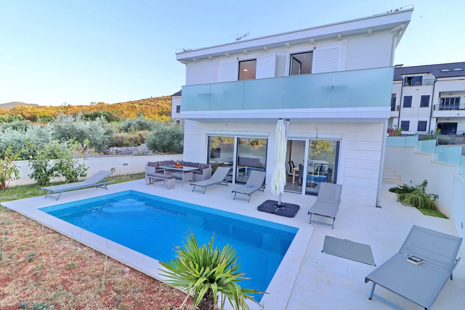 Villa E & D  - Four Bedroom Villa with Pool and Patio - Villa D-Schwimmbad