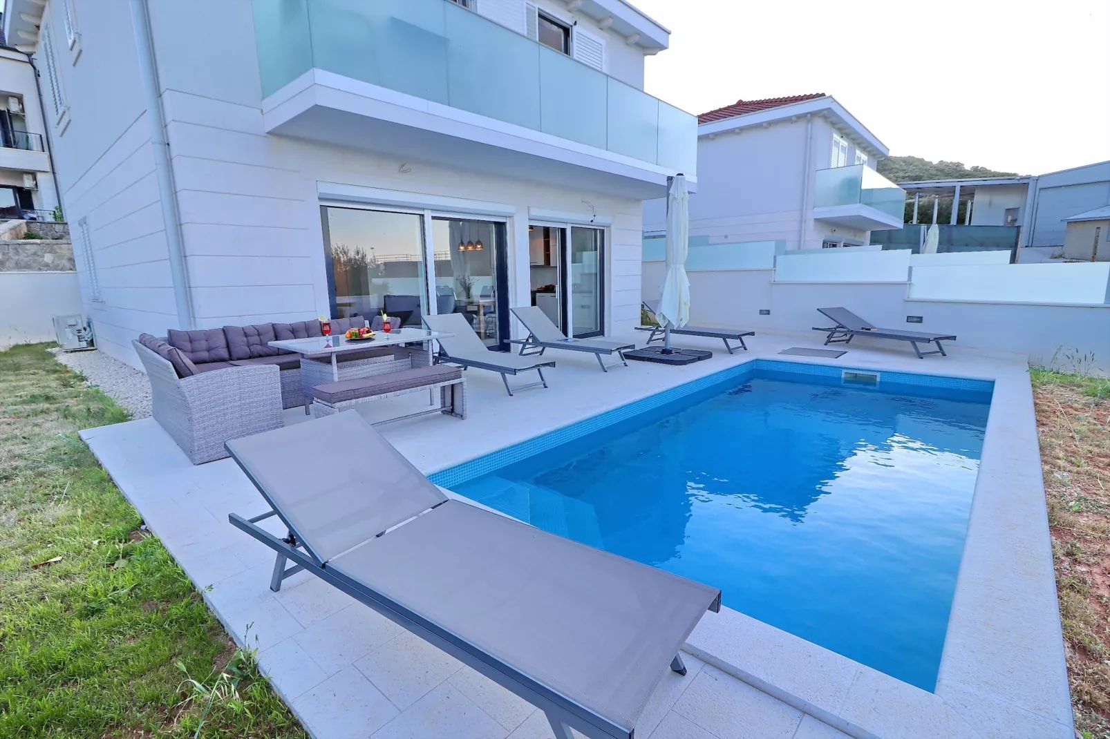 Villa E & D  - Four Bedroom Villa with Pool and Patio - Villa D-Schwimmbad