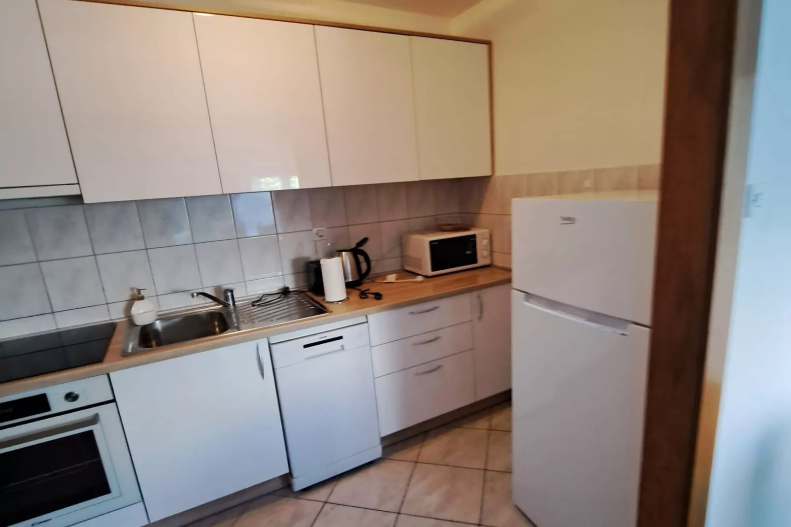 Apartment Marko (ST) - Three Bedroom Apartment with Balcony and Garden View-Kitchen