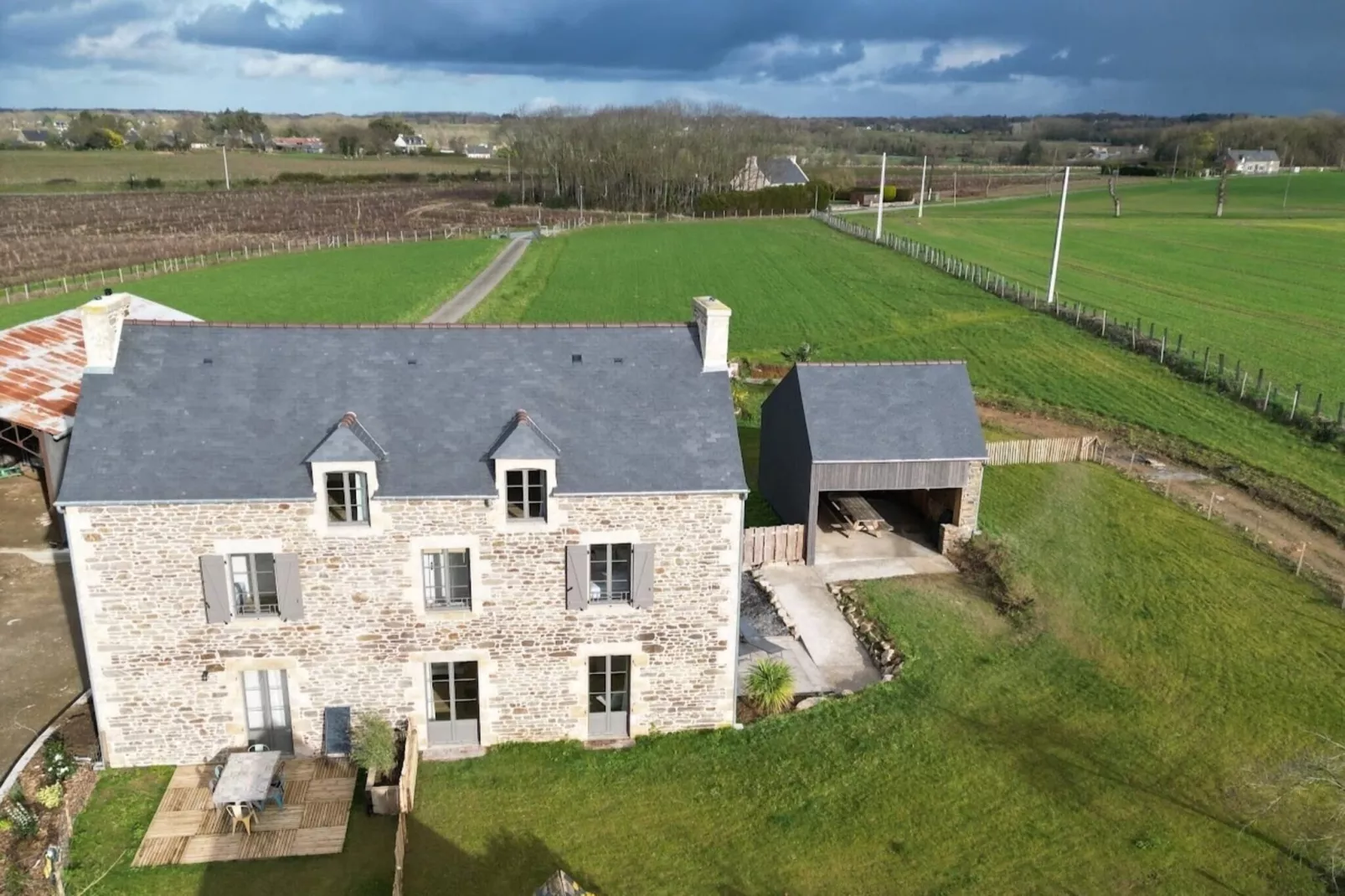 Joli gîte à Corseul-Außenbereich Sommer