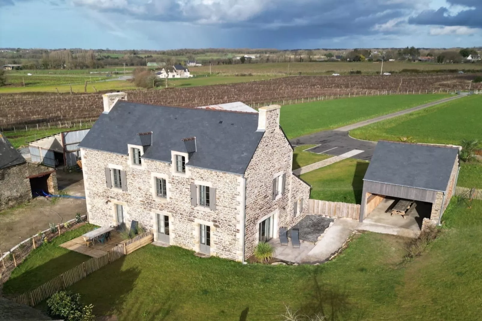 Joli gîte à Corseul-Außenbereich Sommer