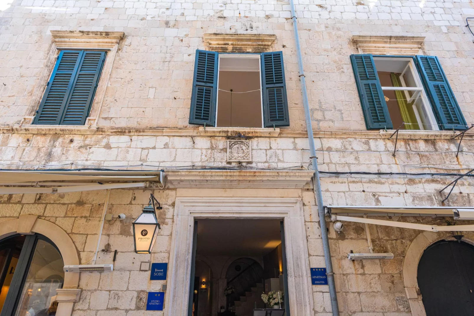 Two Stars Two Beds Downtown Apartment - One-Bedroom Apartment-Outdoor