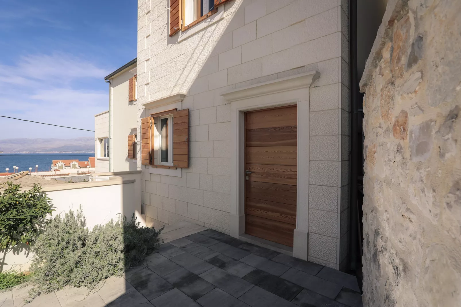 Apartment M&J - Comfort Two Bedroom Apartment with Terrace and Sea View (Škaro)-Im Freien