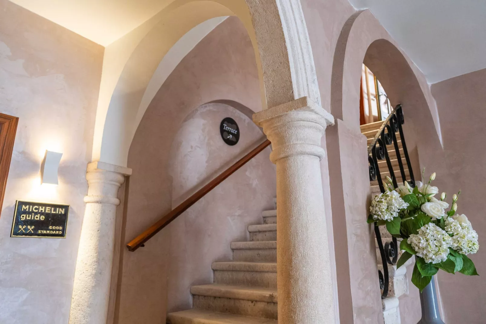 Two Stars Two Beds Downtown Apartment - One-Bedroom Apartment-Outdoor