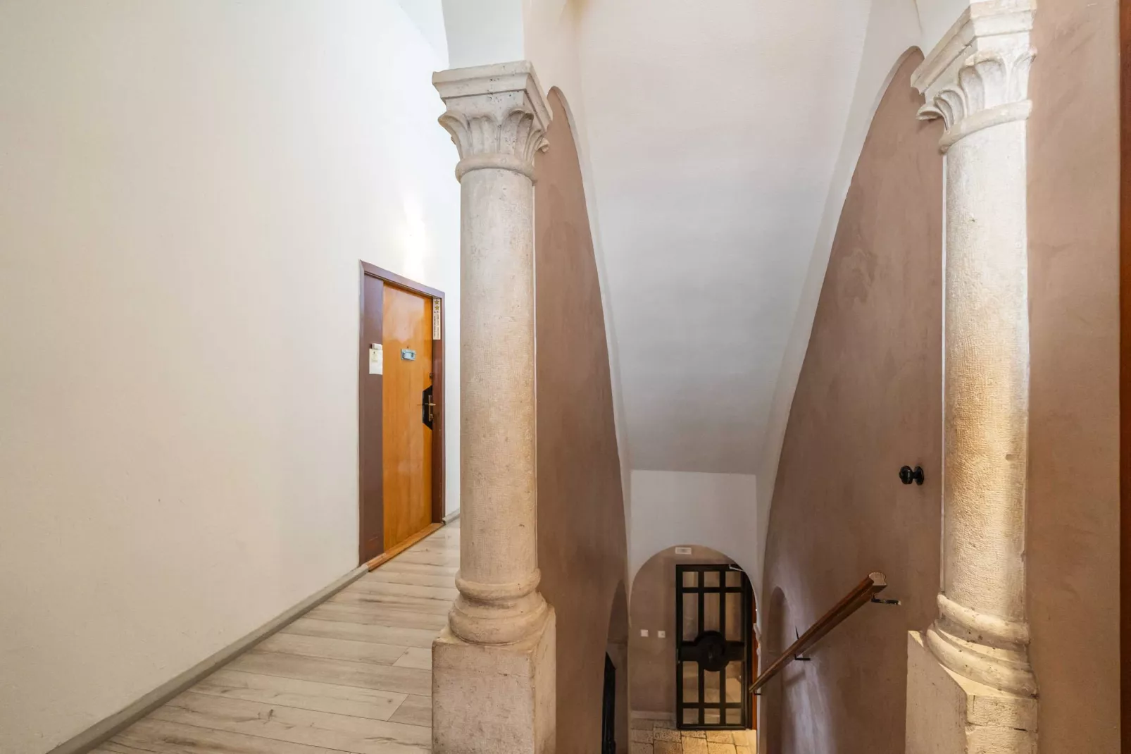 Two Stars Two Beds Downtown Apartment - One-Bedroom Apartment-Outdoor