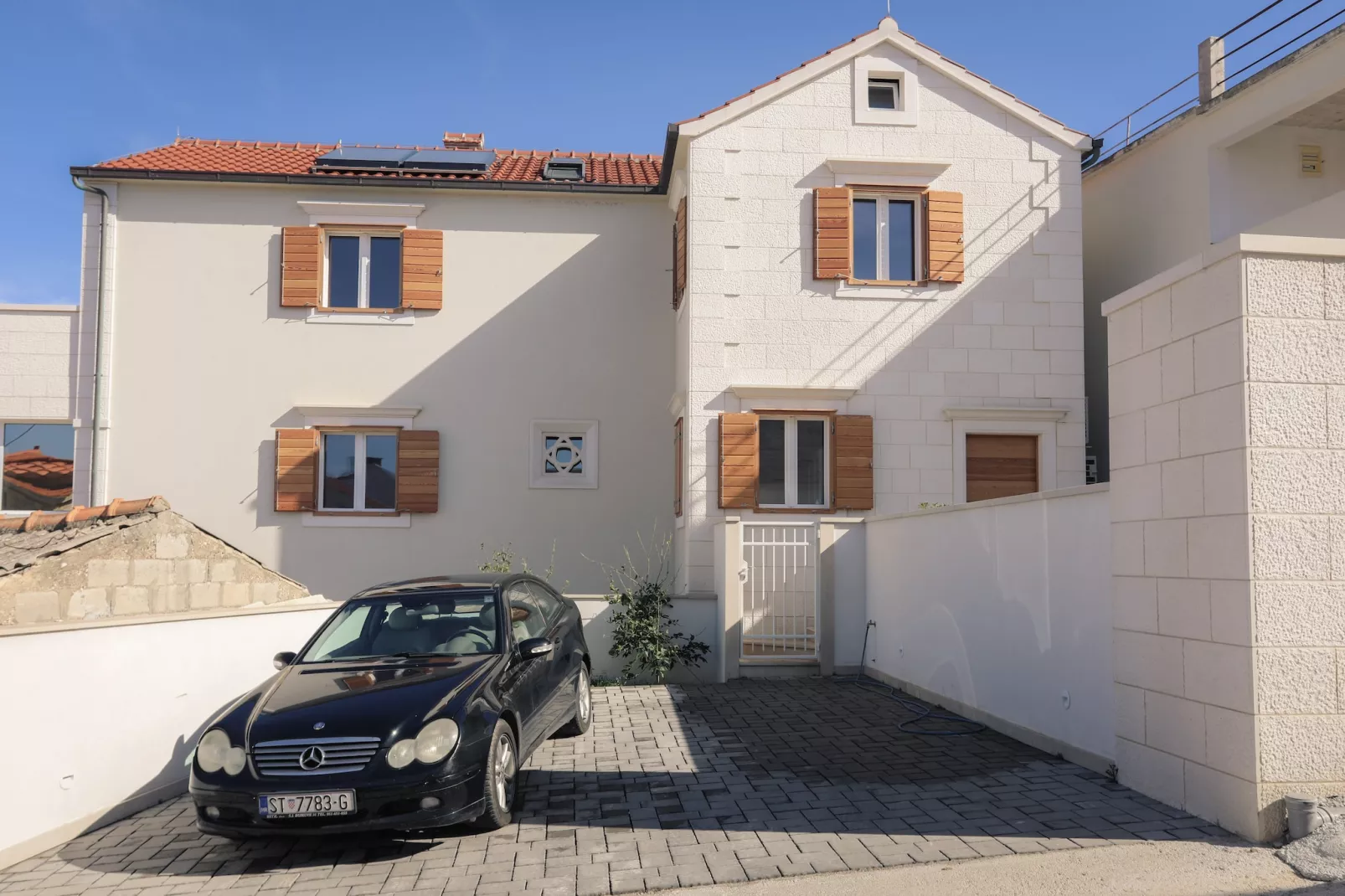 Apartment M&J - Comfort Two Bedroom Apartment with Terrace and Sea View (Škaro)-Im Freien