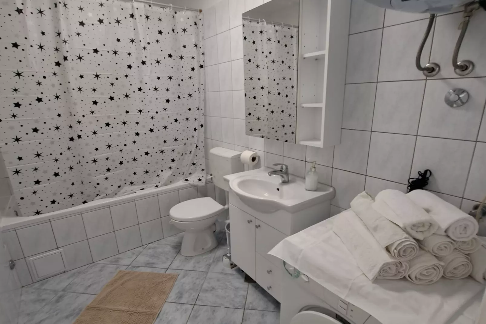 Apartment Marko (ST) - Three Bedroom Apartment with Balcony and Garden View-Bathroom