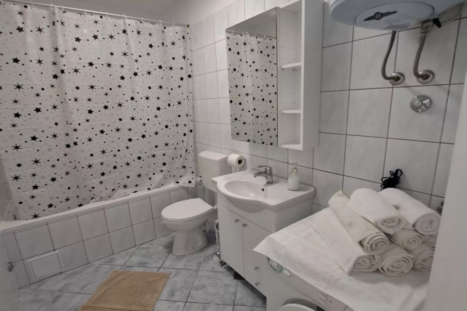 Apartment Marko (ST) - Three Bedroom Apartment with Balcony and Garden View-Bathroom