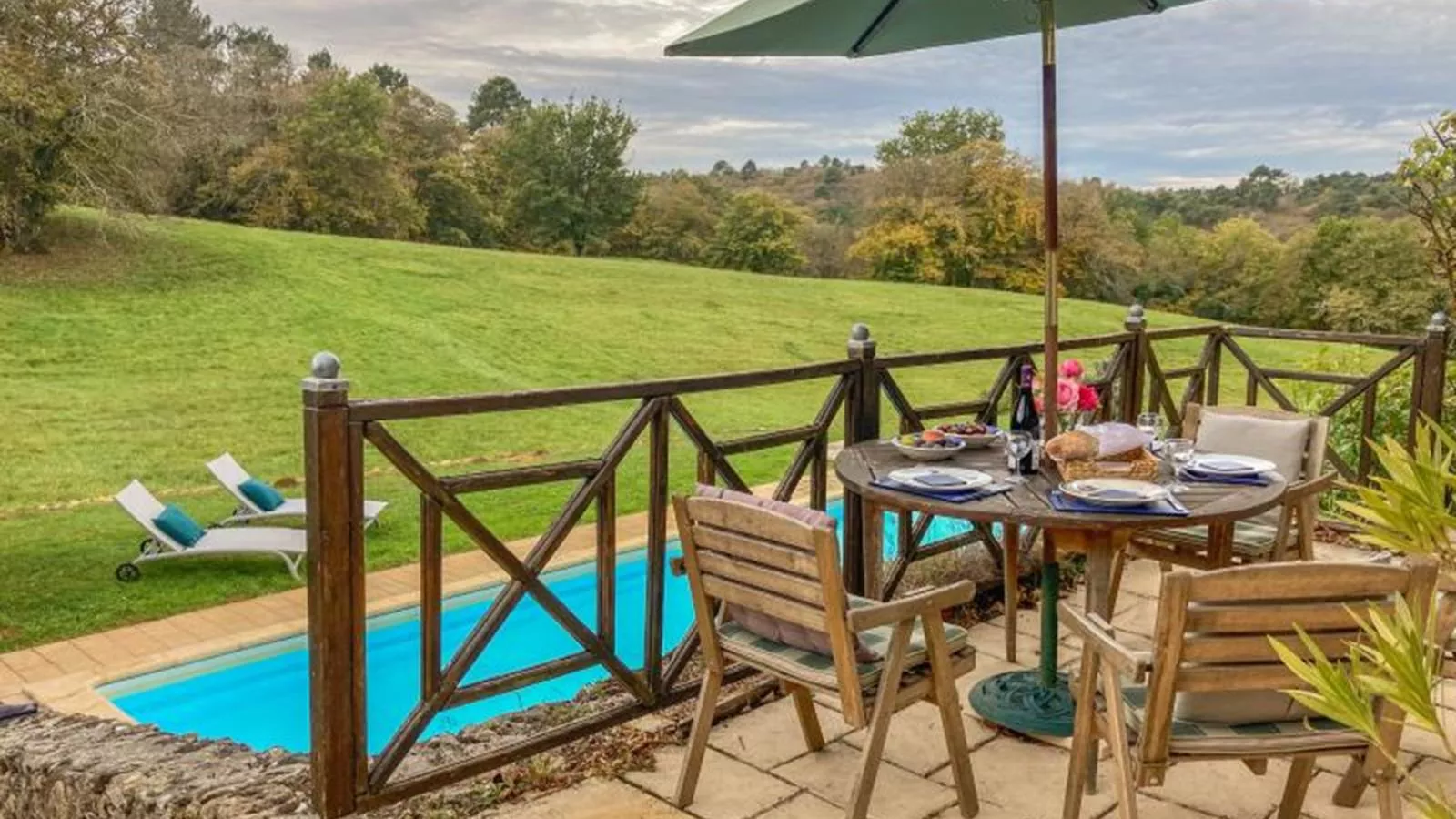 Maison Sauveterre-Garten Sommer