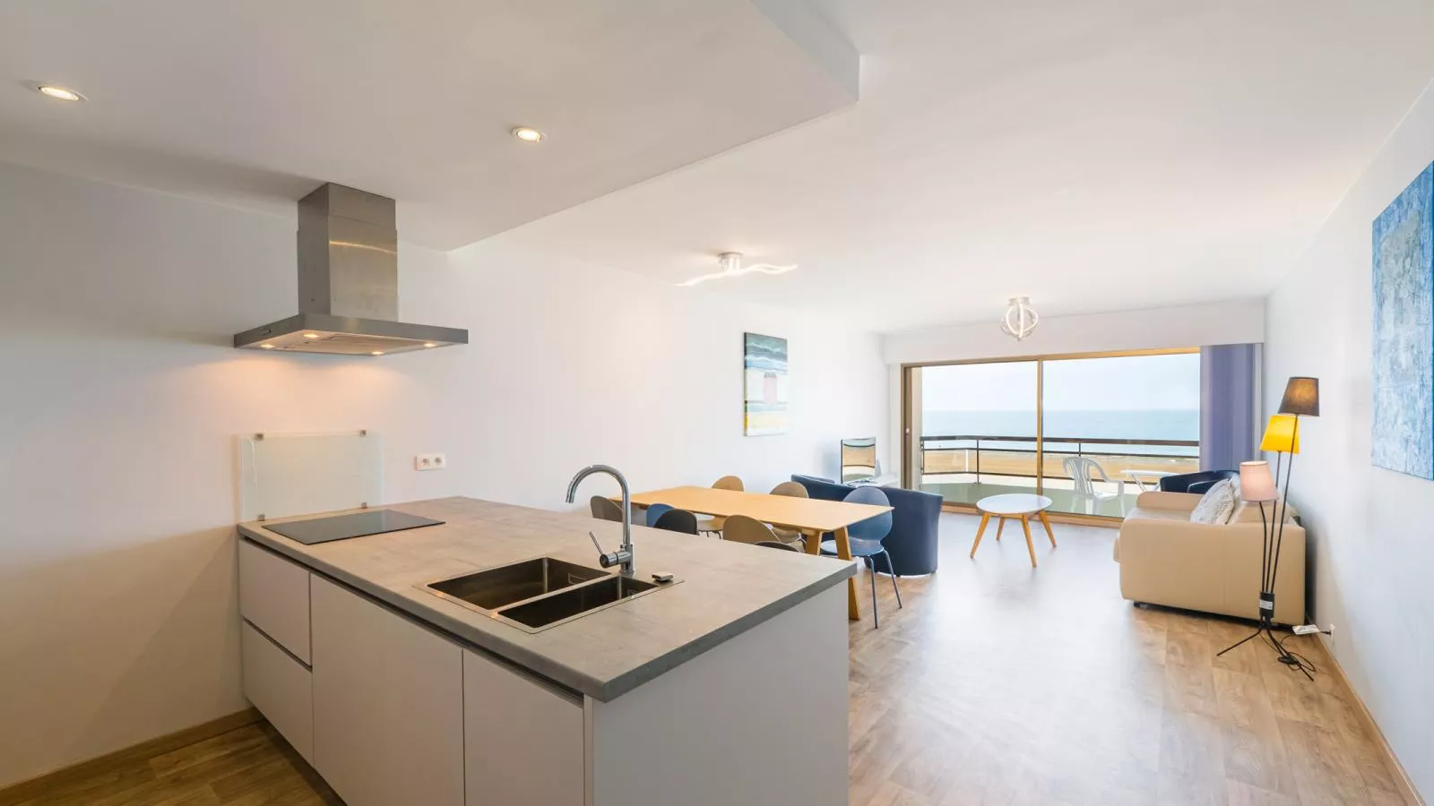 Atlantis I - 0104 + box 14-Living room