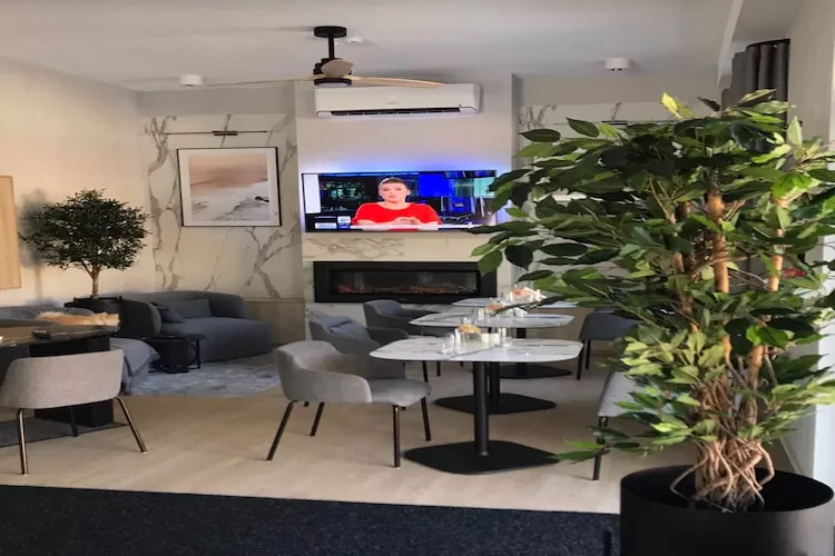 Apartament z balkonem na pierwszym piętrze-Empfangshalle