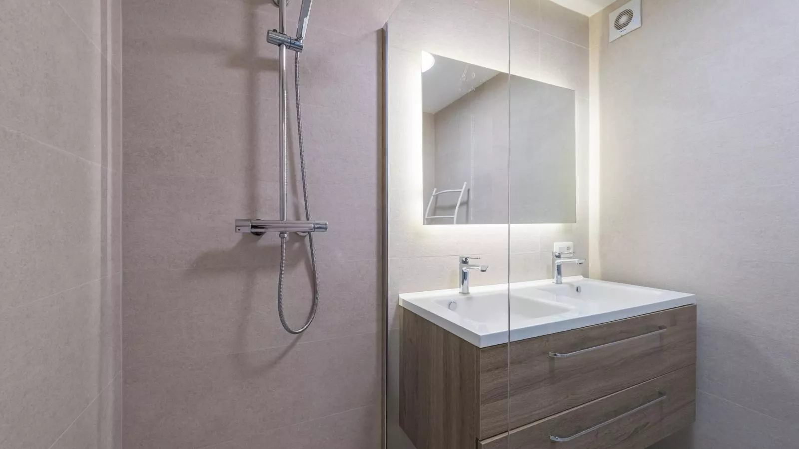 Atlantis I - 0104 + box 14-Bathroom