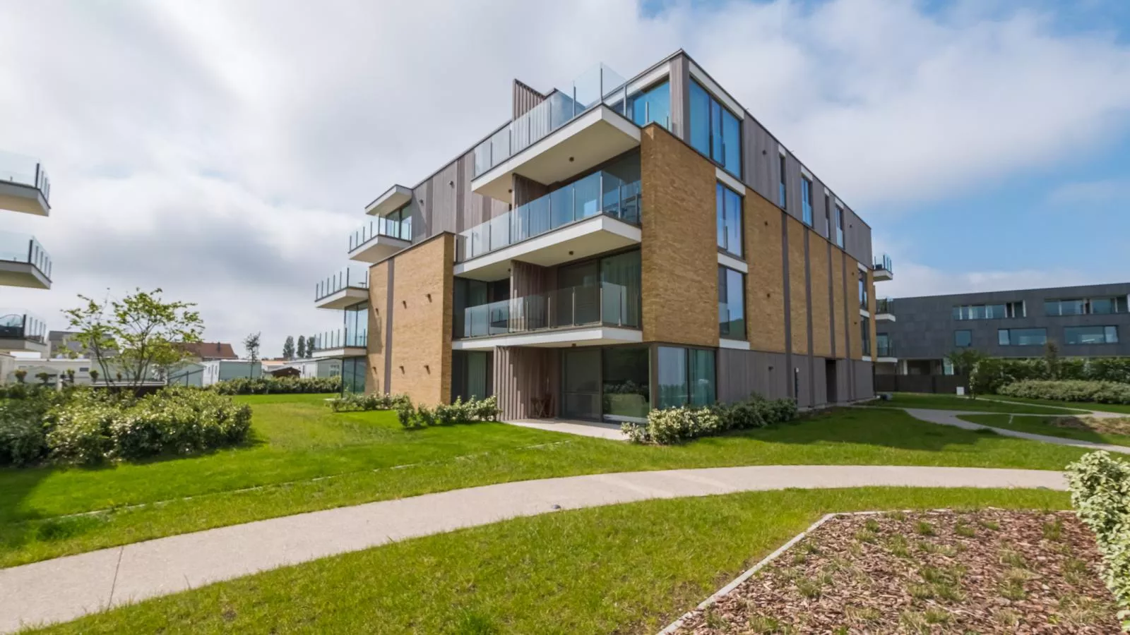 Ancilla  - 0105-Im Freien