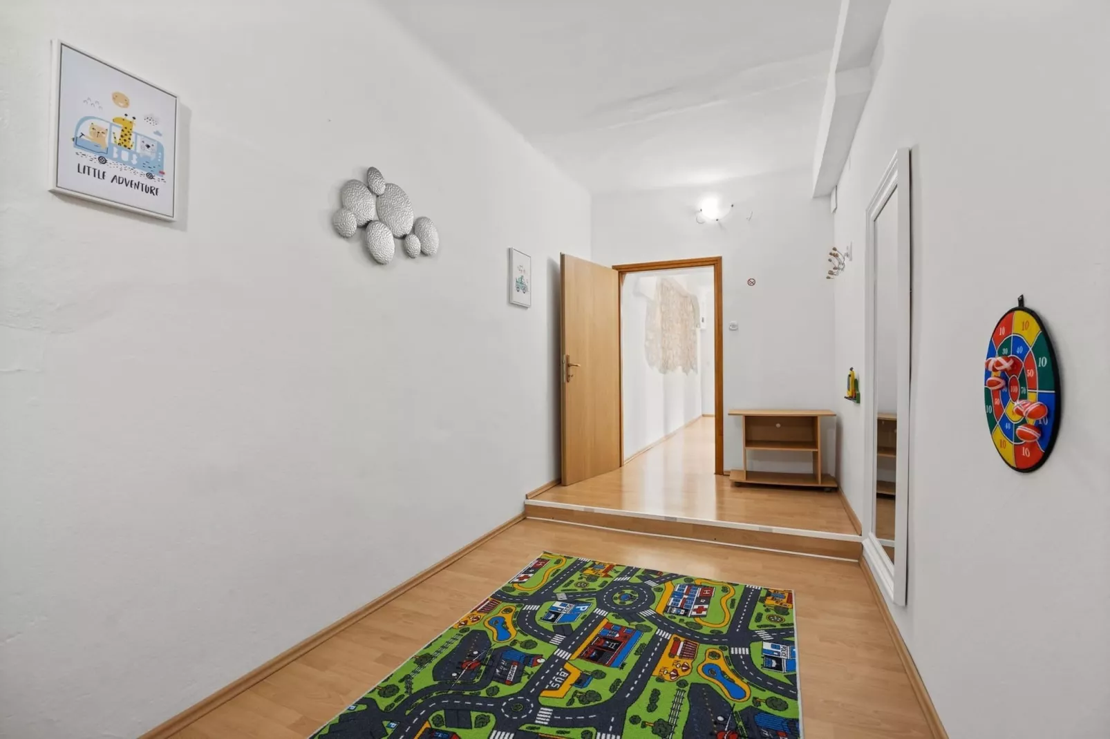 Kristijan & Jelena - Pool, Jacuzzi, Playground-Flur