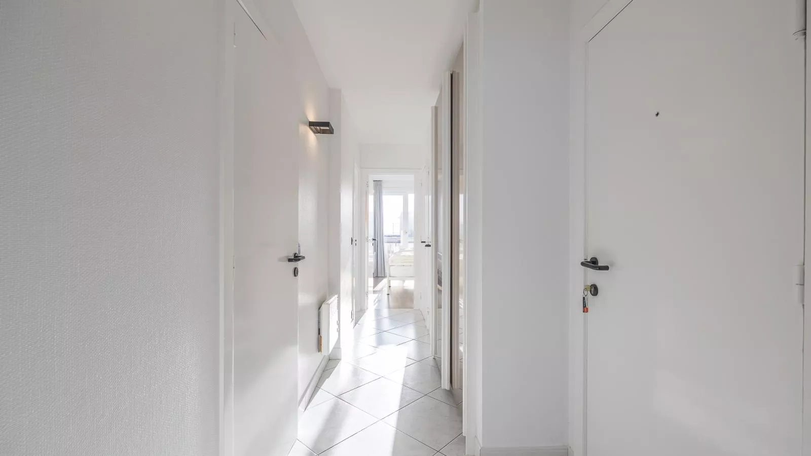 Prestige I - 0702 + box 1-Hall & reception