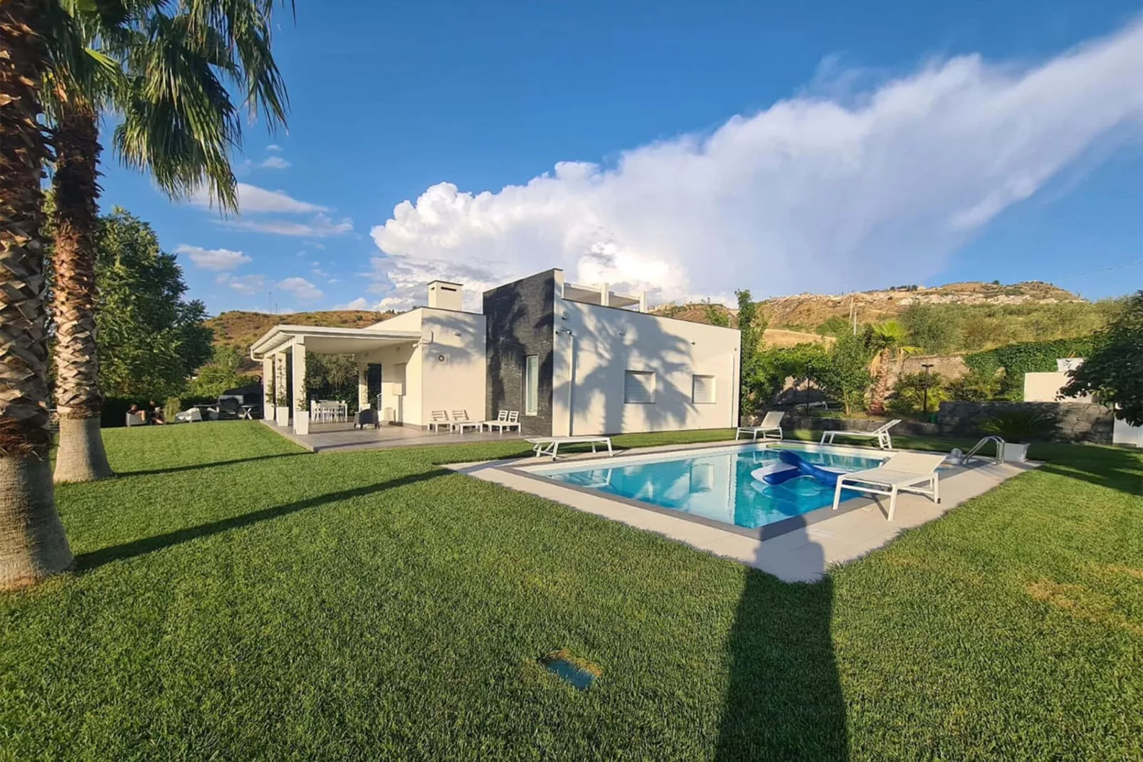 Villa Leonforte-Exterior summer