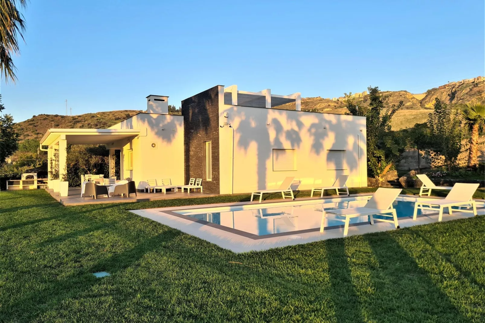 Villa Leonforte-Exterior summer